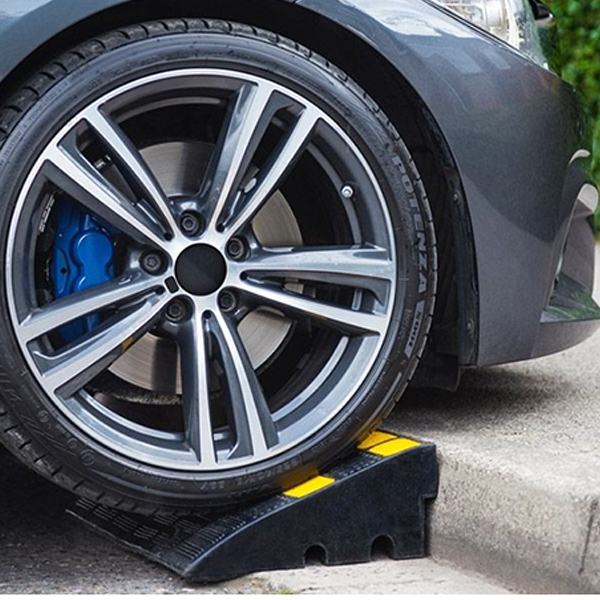 Durable Yellow and Black Kerb Ramp for Vehicle Access