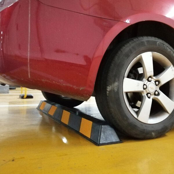 Durable Large Rubber Wheel Stop for Parking and Vehicle Control